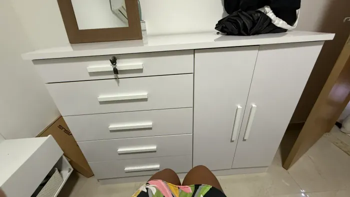 Cômoda com 5 gavetas e duas portas