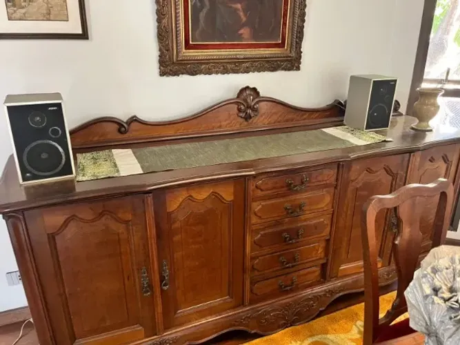 Buffet em imbuia maciça estilo Luiz XV