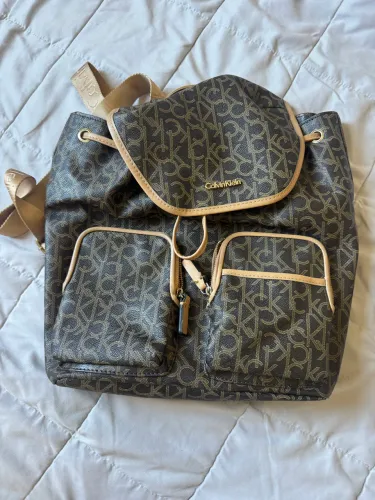 Mochila Calvin Klein Original - Estilosa e Conservada