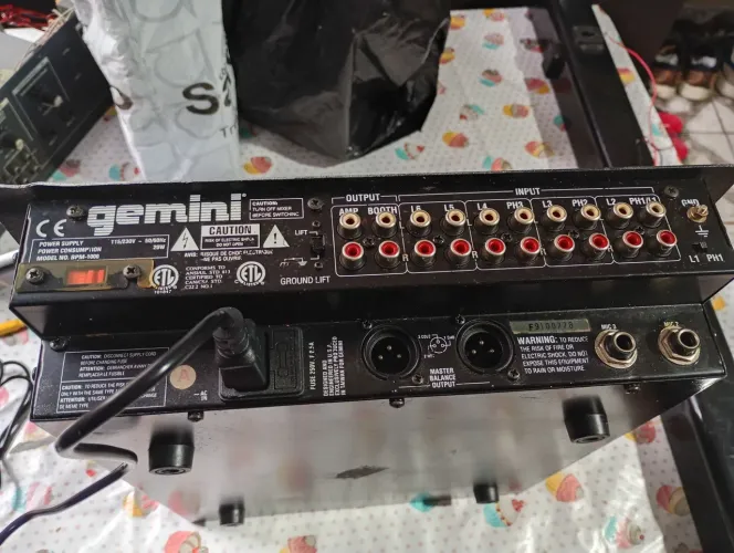 Mesa controladora de som.
