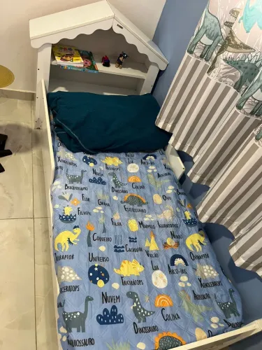 Cama infantil casinha com colchão.
