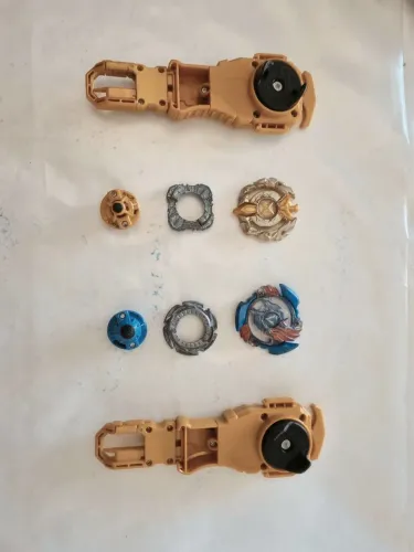 Kit 2 beyblade com lançadores pro.