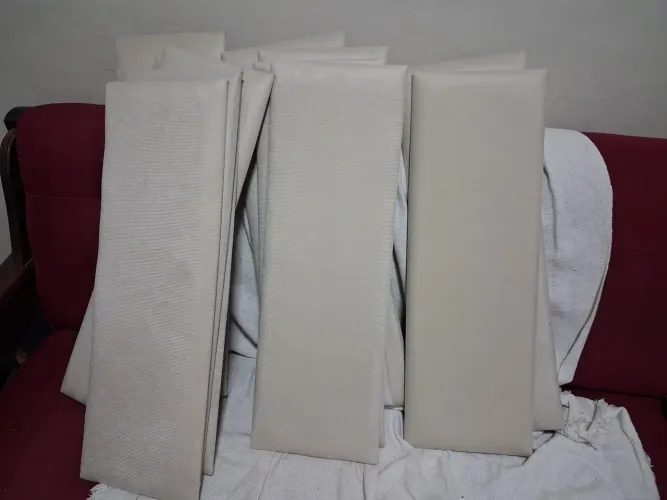 Cabeceira modulada estofada de 13 módulos na cor bege 