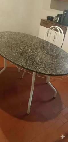 Mesa de mármore oval