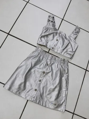 Conjunto Prateado Com Top e Saia Impecável