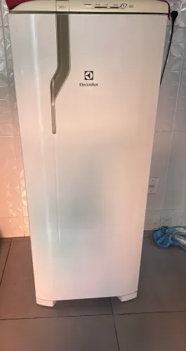 Geladeira Electrolux RE31 - 240L - Excelente Estado