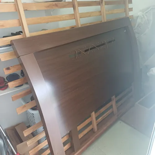 Cama de casal com barras laterais reforçadas