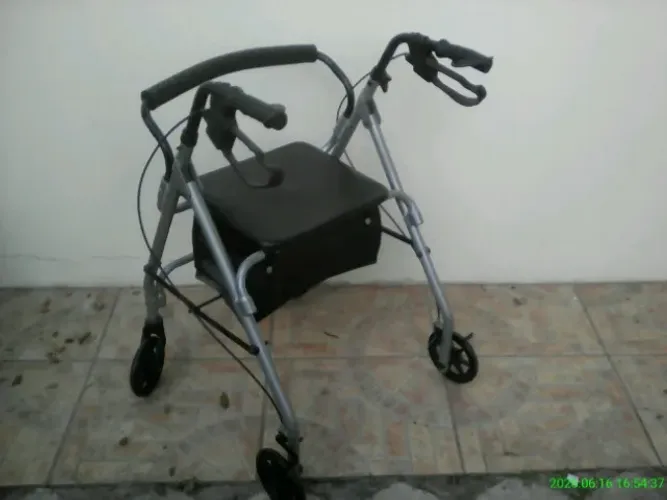 Andador Assento Mercur com 4 Rodas, Cesto, com Freio e  Trava - Seminovo