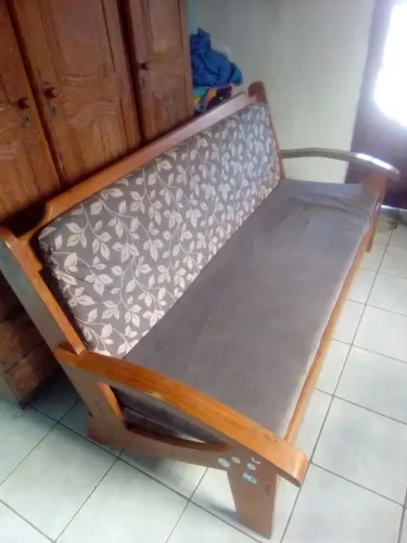 Móveis em Madeira - Sofá e Guarda roupas.