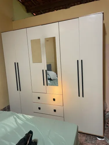 Guarda roupa seminovo grande bem conservado