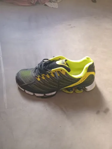 Vende se um tênis semi novo preto com verde