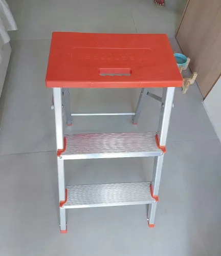 Escada de três degraus nova