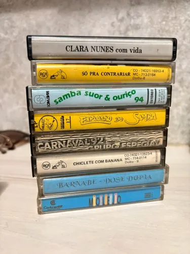 Vende-se fita cassete e disco de vinil