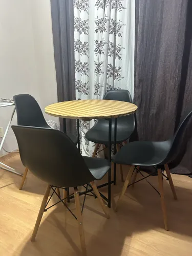 Mesa Redonda com 4 Cadeiras Estilo Eiffel