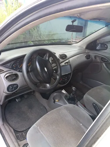 Ford Focus 1.8 16V 5P 2001