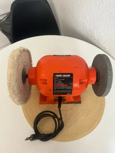 Esmeril de Bancada Black+Decker 1/2 HP + Disco de Polimento