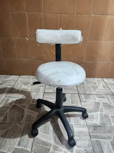 Cadeira de studio sem apoio de braço com rodinha e regularem de altura. 
