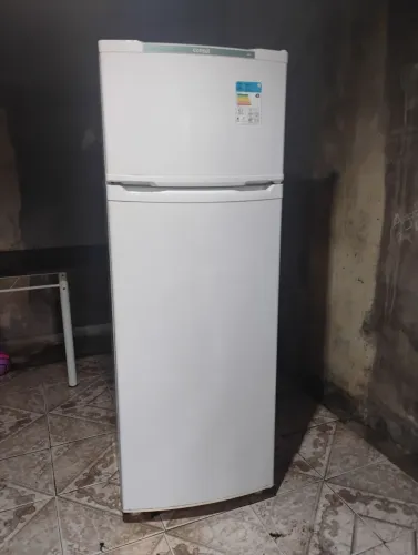Vendo geladeira com pouco tempo de uso, com pouco ferrugem na lateral por conta da umidade