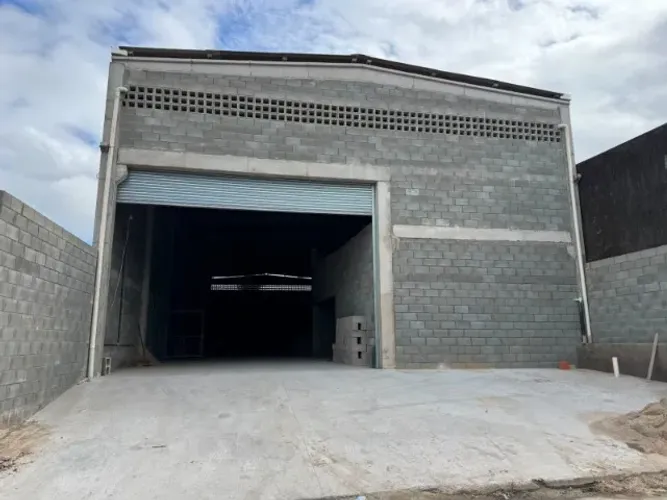 Alugo galpão com 520m2 na Santa Lúcia a 200 m da av. Durval de Góes Monteiro próximo a gar