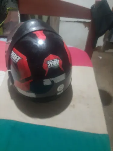 Capacete usado com detalhe olhe as fotos 