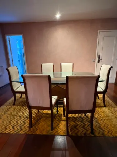 Mesa maravilhosa com 6 cadeiras 