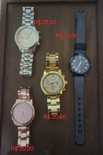 Relógio sem bateria, mas funcionando.