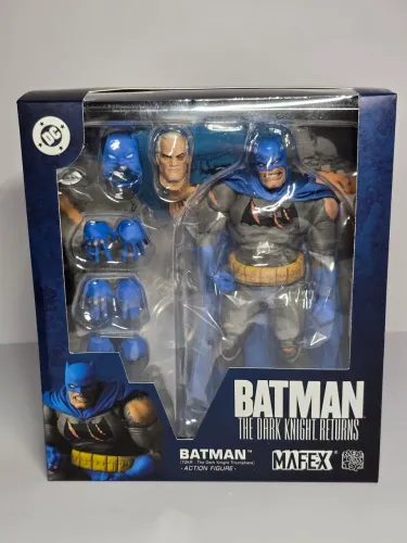 Batman The Dark Knight Returns Blue Suit Damaged Mafex lacrado