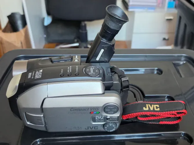 Filmadora JVC compacta VHS modelo GR-AXM70O completa e funcionando