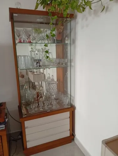 CRISTALEIRA COM ILUMINAÇÃO + APARADOR ? EXCELENTE ESTADO