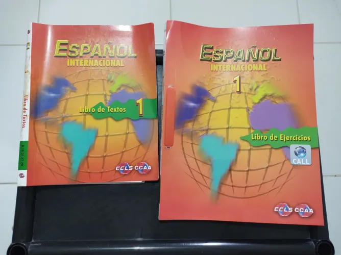 Livros usados de Espanhol 1 CCAA