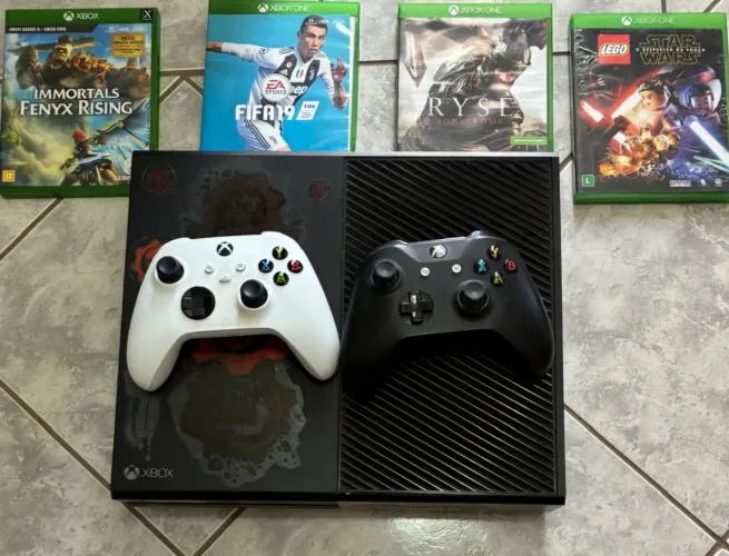X box one fat 4 jogos e 2 controles
