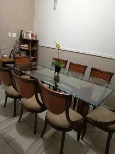 Sofisticado conjunto de mesa com 8 cadeiras 