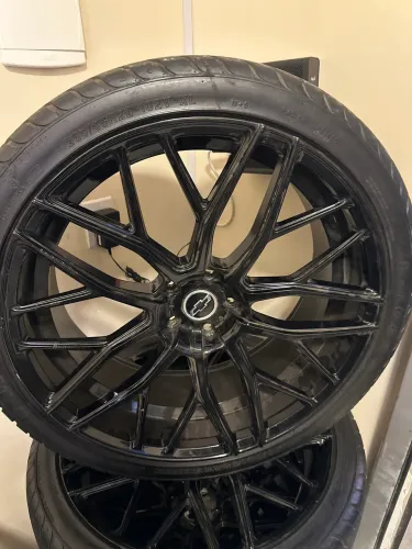 Roda R22 com pneus semi novo 