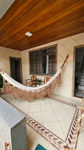 Casa ampla c/ 3 quartos (sendo uma suíte), quintal e terraço - Centro de Mesquita