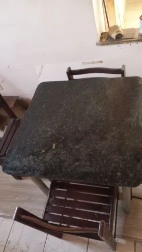 Vendo mesa 4 cadeiras ,com base em Metalon