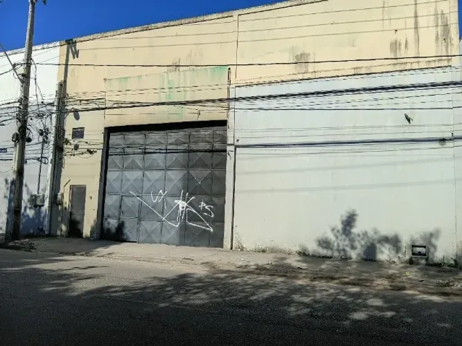 Galpão Comercial 840m² - Estrutura completa - 7 salas - 6 Vagas - Pronto para sua empresa