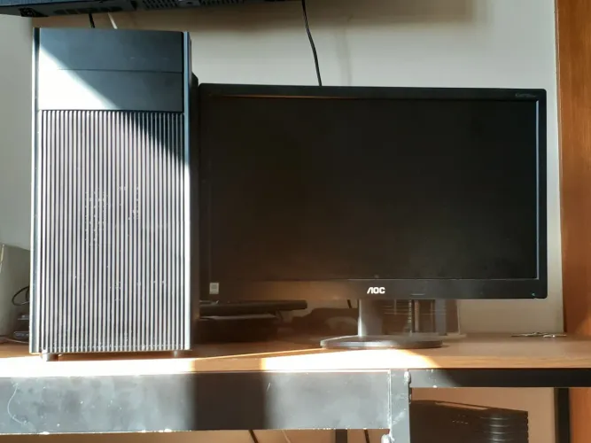 PC positivo e monitor AOC