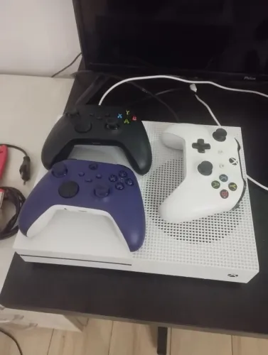 Xbox one s 1 tera super limpo e 3 controle original 2 de séries s