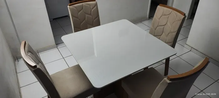 MESA DE JANTAR 90 X 90 cm 4 CADEIRAS EXCELENTE ESTADO .