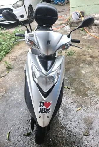 Vendo moto automática 125
