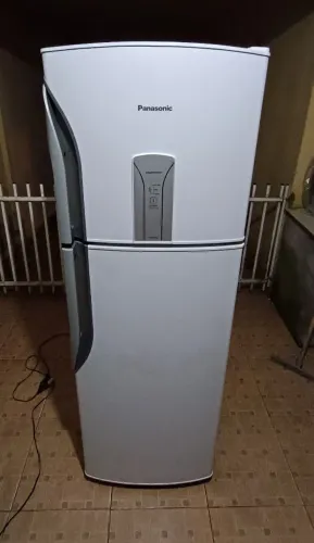 Geladeira Panasonic 387L frost fre em perfeito funcionamento.