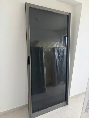 PORTA DE CORRER EM ALUMÍNIO E VIDRO FUMÊ VARANDA