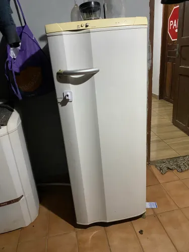 Vende-se está Geladeira