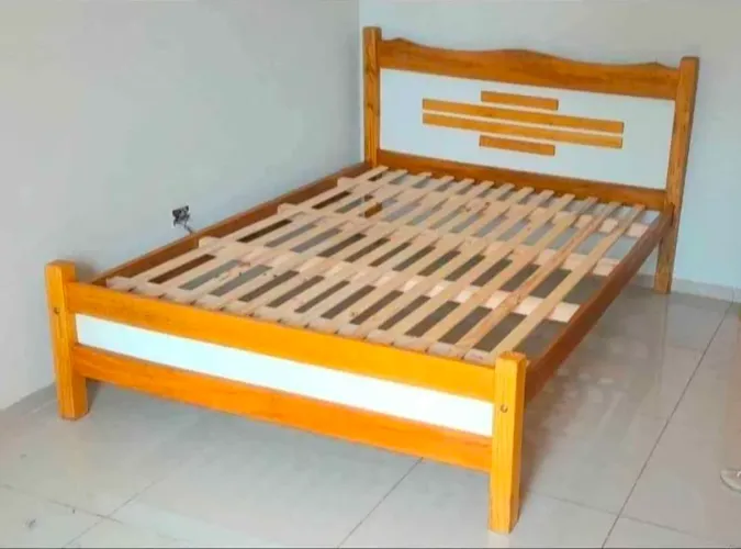 Cama de madeira casal nova.