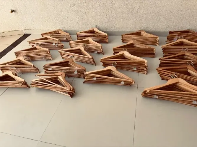 200 cabides de madeira 
