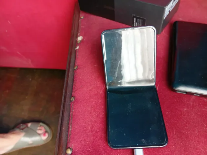 Celular Samsung Flip 4, tela quebrada 