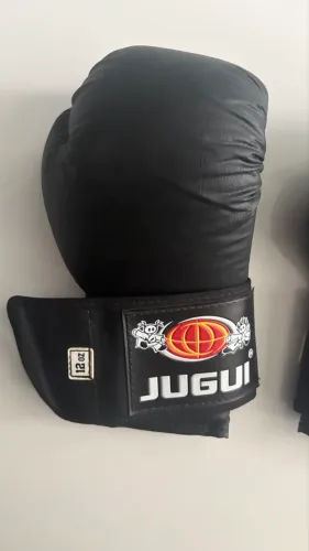 Luva de Boxe / Muay Thai da marca Jugui (Tamanho 12 oz, cor preta).