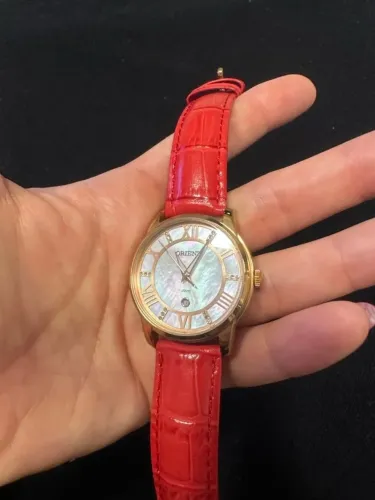 relógio da marca orient, fundo de madrepérola, zircônias e metais rosé, pulseira de couro 