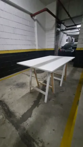 Mesa com cavalete