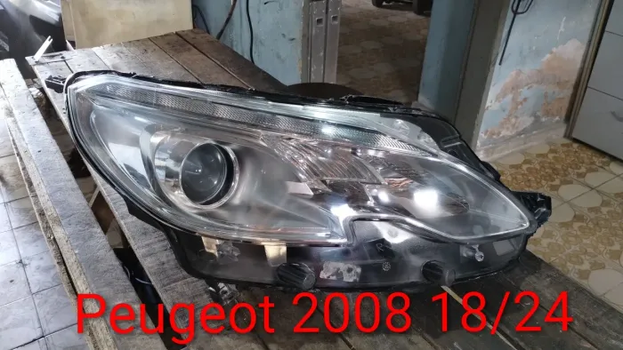 Farol direito Peugeot 2008 18/24. Genuíno